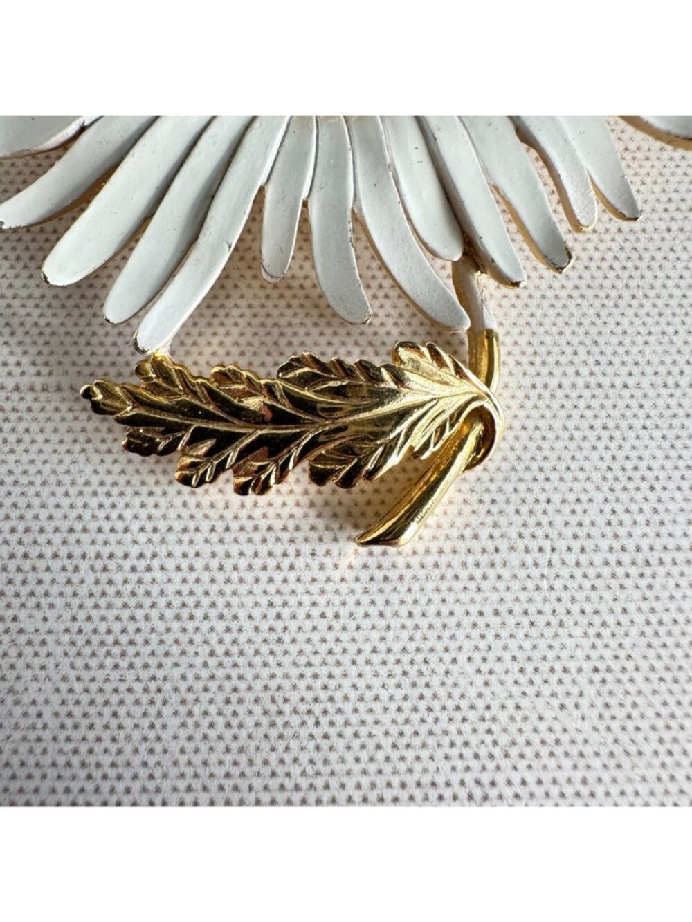 Signed Marvella Gold Tone White & Yellow Enamel Daisy Flower Brooch Vintage Jewe - Picture 3 of 6